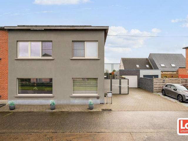 VERKOCHT! Instapklare halfopen woning met afzonderlijke garage incl. laadunit in het hart van Lochristi!