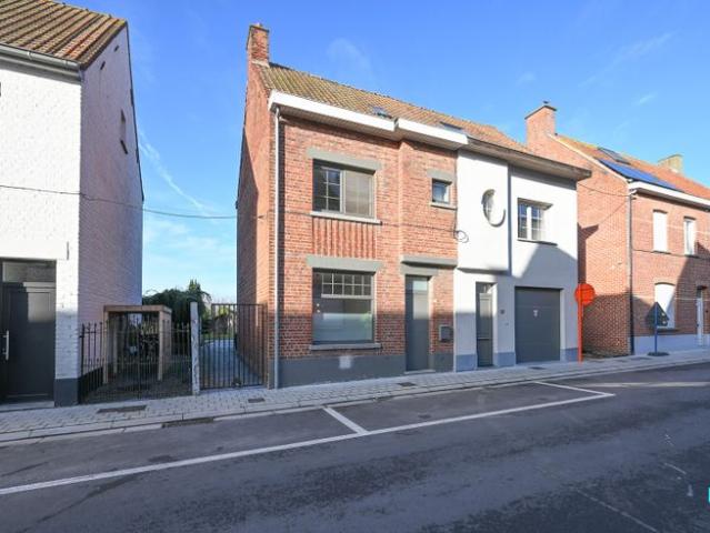 Instapklare halfopen bebouwing met drie slaapkamers te Ar.