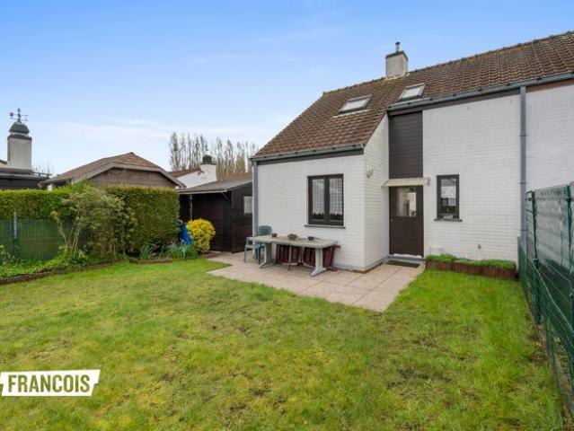 Instapklare halfopen bebouwing met zonnige tuin te Lombards…
