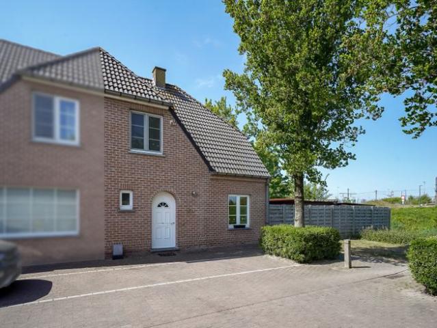 Instapklare halfopen bebouwing met 3 slaapkamers in Oostend