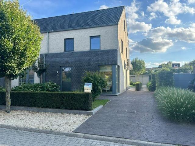 Instapklare HOB met 3 slpks en tuin in Houthalen Helchteren