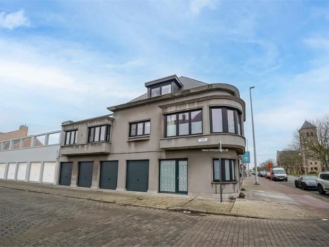 Instapklare hoekwoning met 3 slaapkamers en 4 garages