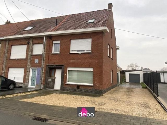 Instapklare hoekwoning met oprit, garage, badkamer, keuken
