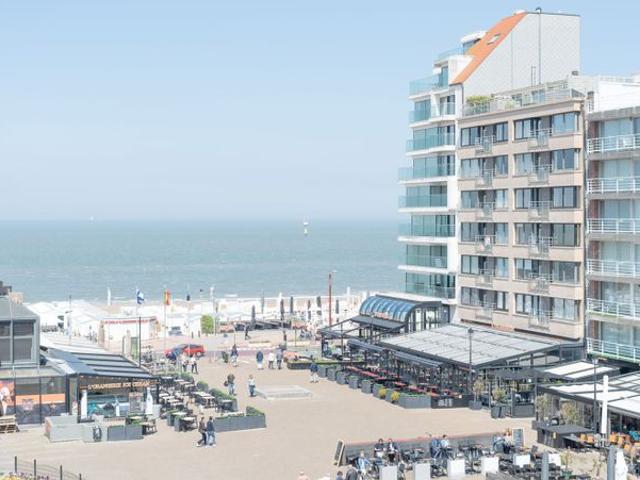 Instapklare lichtrijk pied à terre met frontaal zeezicht.