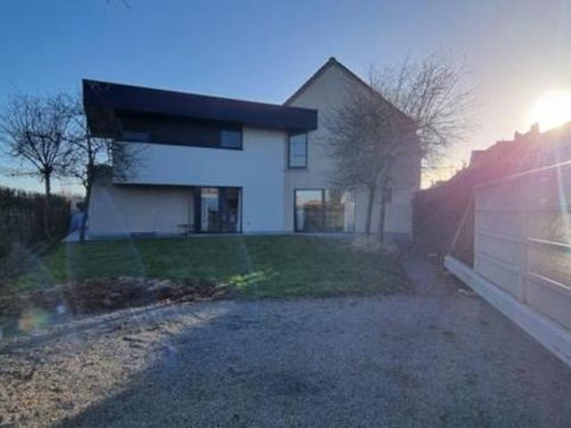 Instapklare lichtrijke woning, halfopen bebouwing