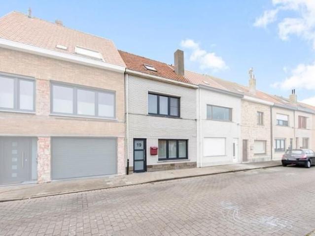 Instapklare rijwoning gelegen te Oostende