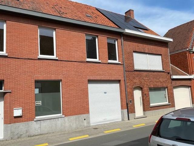 Instapklare, ruime woning met garage en tuin in Izegem