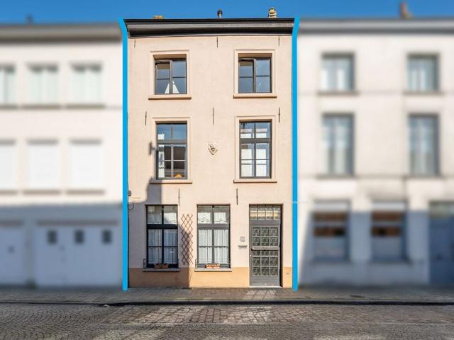 Instapklare ruime stadswoning met 3 slaapkamers, tuin en buitenberging