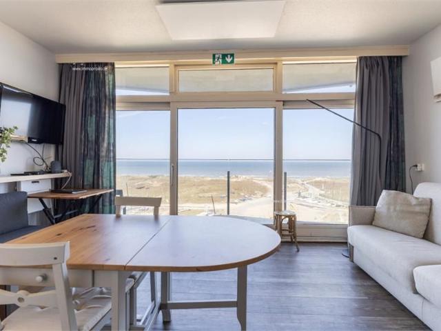 Instapklare studio met frontaal zeezicht te koop in De Panne