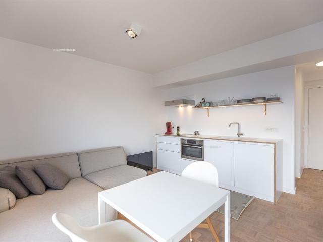 Instapklare Studio met zonnig terras nabij strand en stad
