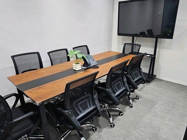 International Plaza Office Room Rental, $2,800, 1 Bed 145 sqft $19.31 psf