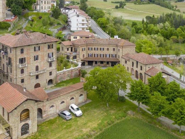 Intero complesso d'epoca 1900m² Bubbio