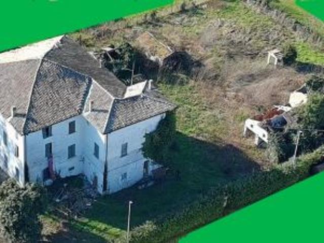 intero casale da ristrutturare e frazionabile con terreno