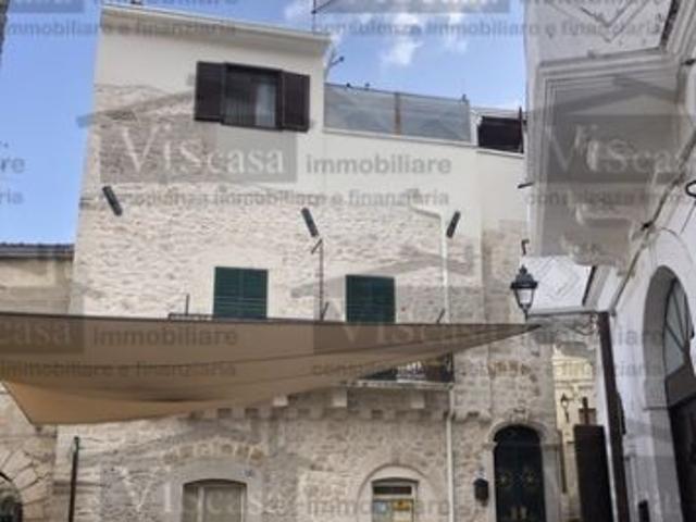 Intero stabile su tre livelli da rimodernare in centro storico