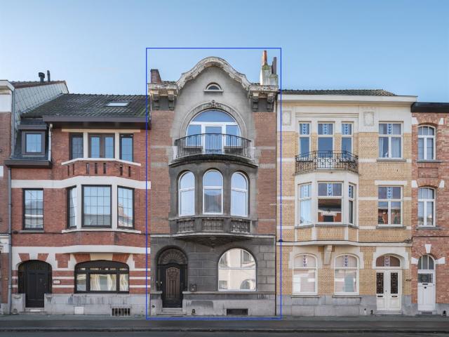 Interbellum herenwoning met ruime tuin en groot potentieel