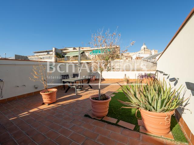 Interesante ático para reformar con terraza en el centro de Barcelona
