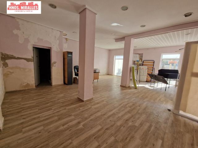 ¡ INTERESANTE LOCAL DE ESQUINA IDEAL PARA CUALQUIER TIPO DE NEGOCIO !