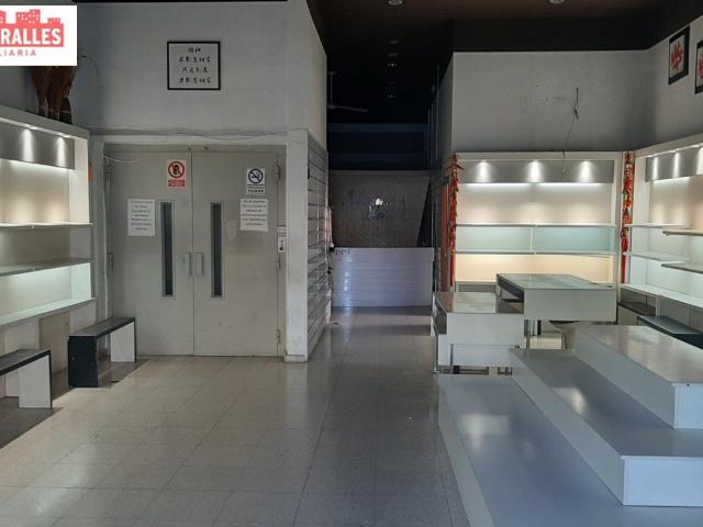 INTERESANTE NAVE EN EL POLIGONO DE CARRUS DE UNOS 1,600M2, DE LOS CUALES 100M2 EN PLANTA BAJA DE ESCAPARATES