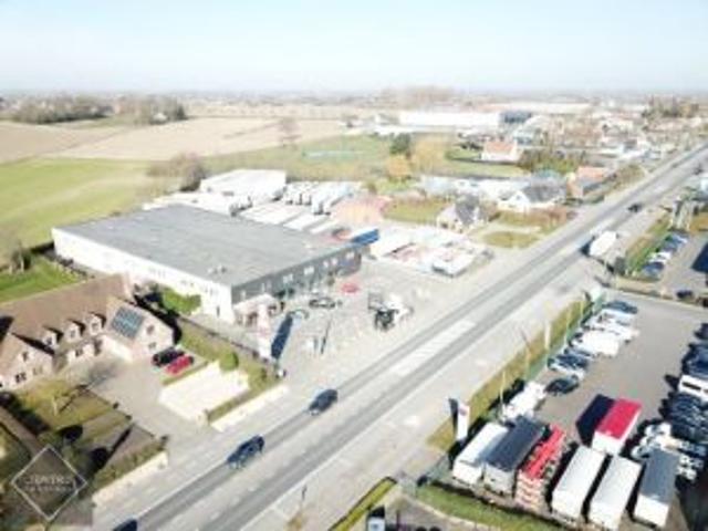 INTERESSANT PAND bestaande uit 3 APPARTEMENTEN en 6 STUD.