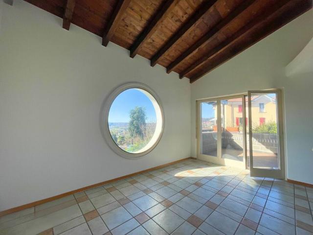 Interessante casa unifamiliare con appartamento indipendente e giardino