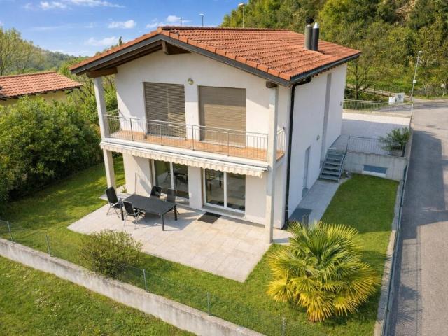 Interessante casa unifamiliare nel verde, con grande locale hobby/garage e parziale vista lago