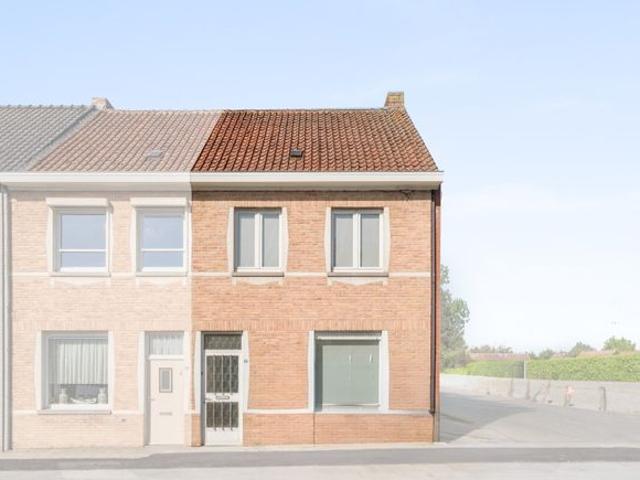 Interessante halfopen woning goed gelegen in Pittem