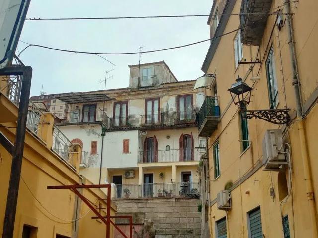 Interessante soluzione indipendente, da ristrutturare, dispo. 210m² Pizzo