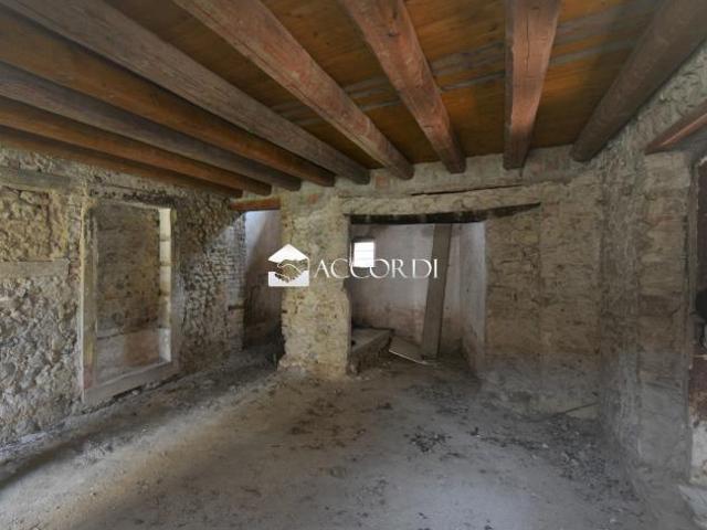 Interessante rustico composto su diversi livelli da ristrutturare in vendita a Cordignano