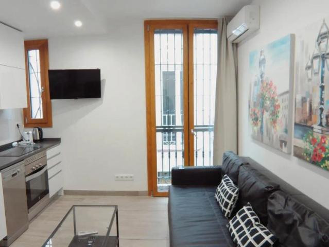 Interior Facing 32m2 Apartment in the Trafalgar area SAG24