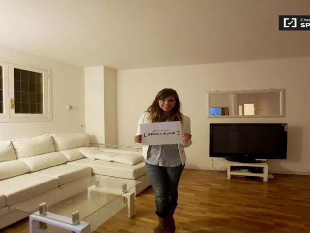 Interior room for rent in 2 bedroom apartment in L'Esquerra de l'Eixample