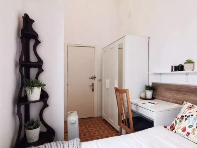 Interior room with desk in 4 bedroom apartment, Latina
