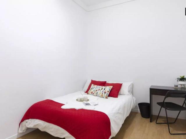 Interior room with independent key in 11 bedroom apartment, Puerta del Sol