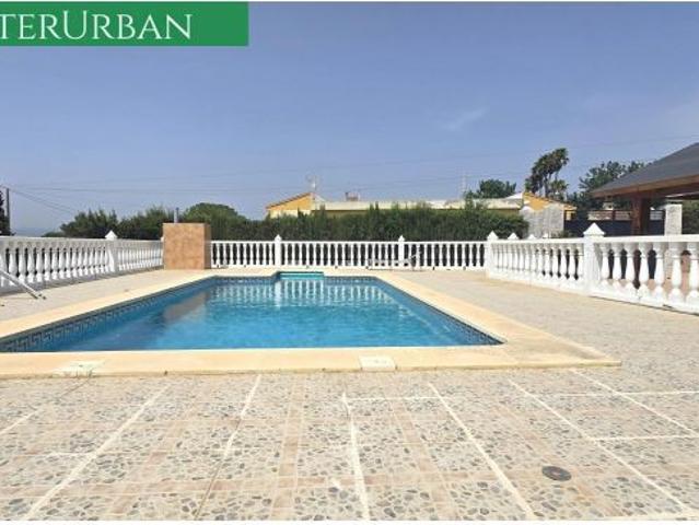 INTERURBAN vende en exclusiva este precioso chalet con piscina y gran pérgola en Safareig