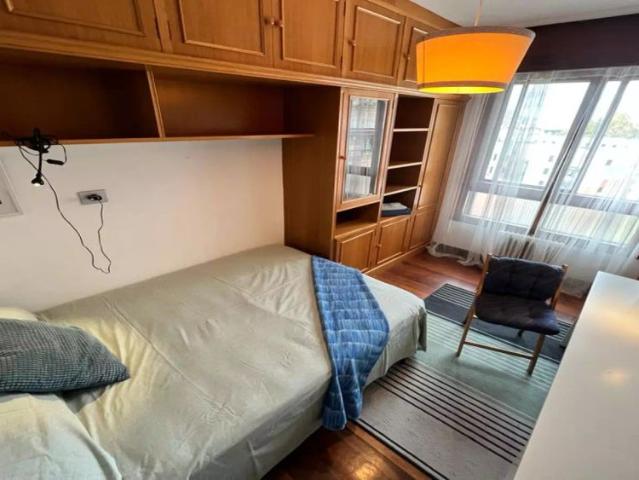 Intimate room with desk in 5 bedroom apartment in Begoña