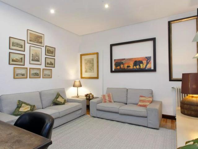 Intimate room with heating in shared apartment, Chamberí