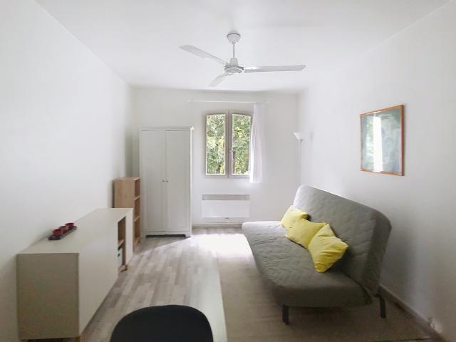 INTRA MUROS Studio rénové meublé 530 €