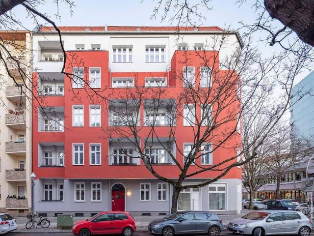 INVEST! 4 Zimmer Altbauwohnung mit großem Balkon in Wilmersdorf!