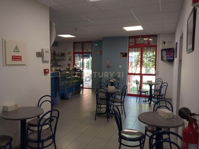 INVESTIDOR Trespasse de Pastelaria e cafetaria em pleno funcionamento em Queijas