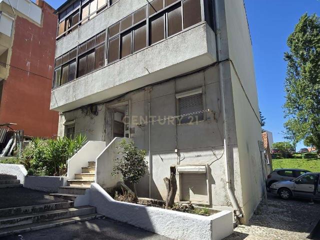 Investidores ! Prédio em propriedade Total, com 12 apartamentos, em Encosta do Sol, Amadora