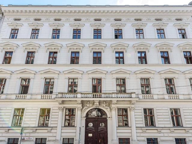 Investmentpaket Wohnen und arbeiten im historischen Palais insgesamt ca. 975 m² auf 4 Etagen zu kaufen in 1040 Wien