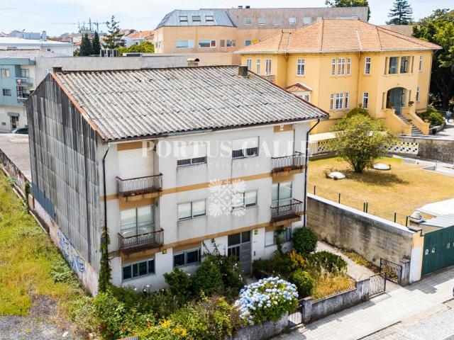 Investimento em Paranhos T4 transformado em T6 com 2 Garagens Box, no Polo Universitário
