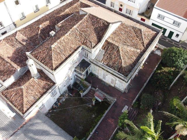 Investimento excecional no coração de Ponta Delgada — prédio de gaveto com elevado potencial construtivo e retorno garantido