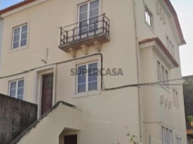 Investimento sólido em Coimbra: Moradia com 3 unidades habitacionais, garagem e espaço exterior