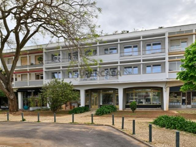Investimento Prime em Retalho com Jardim Privativo na Praça do Junqueiro Carcavelos Costa de Lisboa