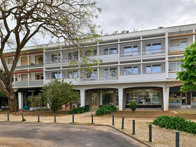 Investimento Prime em Retalho com Jardim Privativo na Praça do Junqueiro – Carcavelos Costa de Lisboa