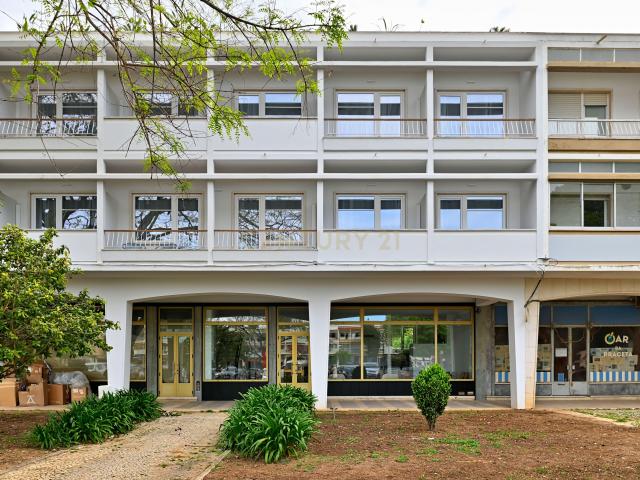 Investimento Prime em Retalho com Jardim Privativo na Praça do Junqueiro – Carcavelos Costa de Lisboa