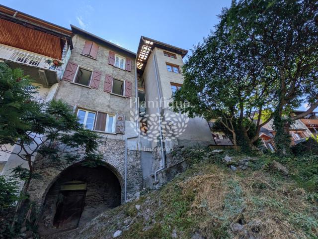 Baisse de prix ! Investissement au cœur de la cité médiévale de Conflans Immeuble avec potentiel