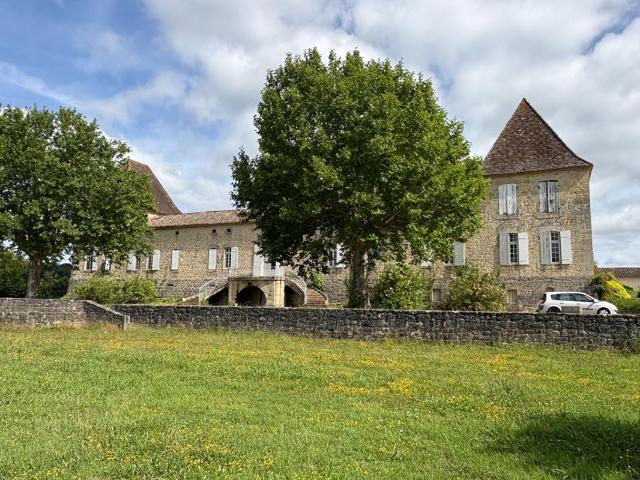 INVESTISSEMENT D'EXCEPTION: Château de 1763 au coeur du vignoble girondin