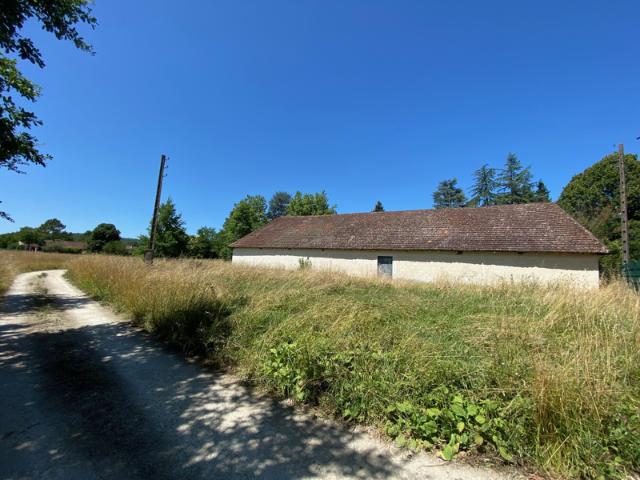 INVESTISSEMENT GRANGE EN PIERRE AVEC 24 BOXS A USAGE DE GAR