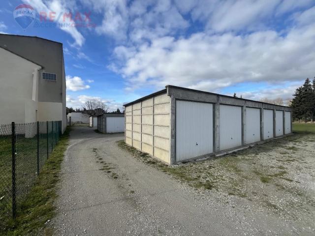 INVESTISSEMENT IMMOBILIER: LOTS DE 26 GARAGES ENTIEREMENT LOUES